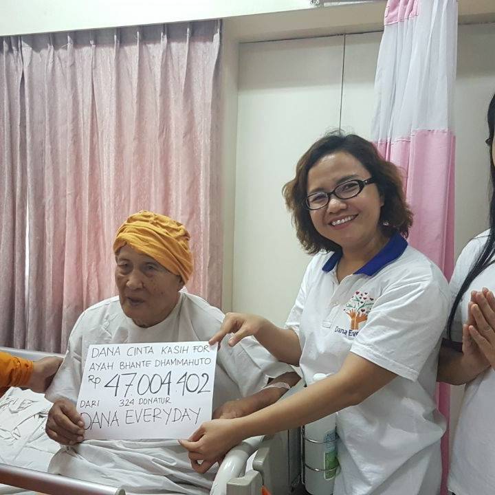 Foto program Dana cinta kasih untuk Ayah Bhante Dhammahuto