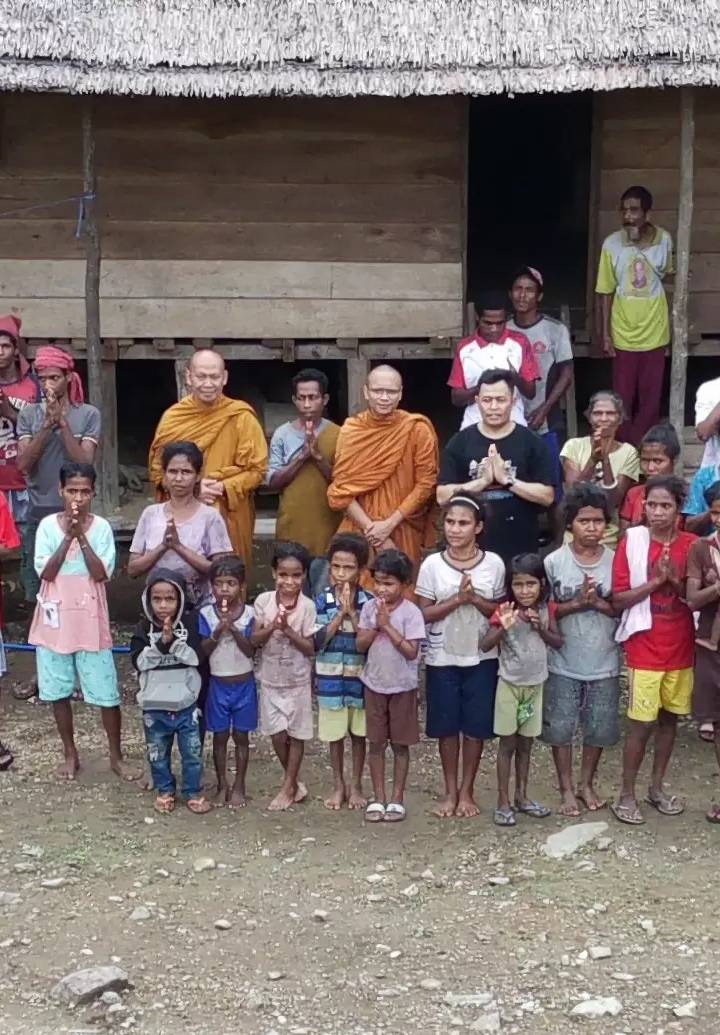 Foto program Dana Pembangunan Dharmasala, Toilet, & Alat Tulis di P.Seram