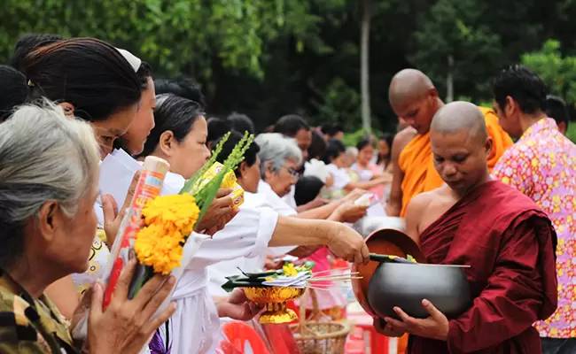 Foto program Sangha Dana Kepada 40 Anggota Sangha Di Masa Vassa