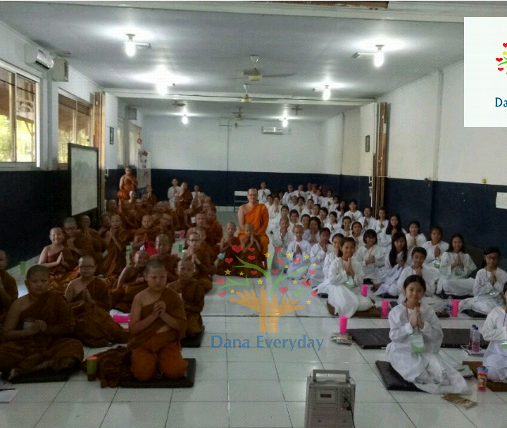 Foto program Flash Dana. Dana Makan Siang ke 215 Samanera/i & Bhikkhu