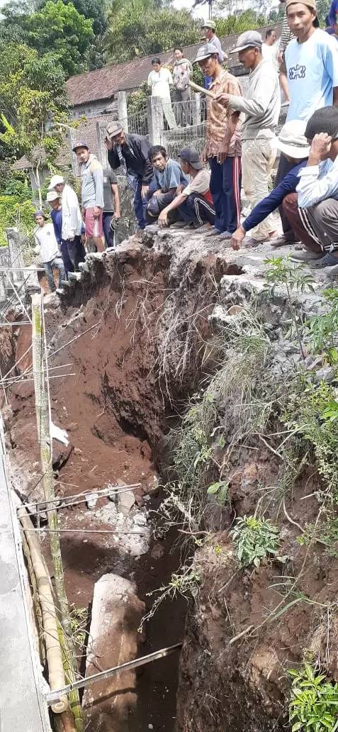 Foto program URGENT! Turap Vihara Longsor