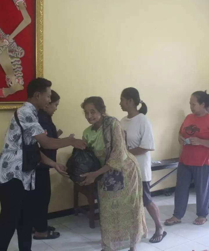 Foto program Dana Bulan Bakti Waisak STIAB SMARATUNGGA