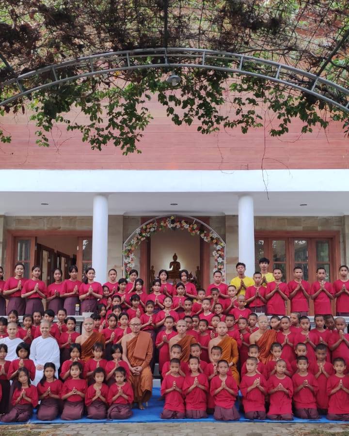 Foto program Dana Makan Program Dhamma Pelajar Buddhis di Lombok