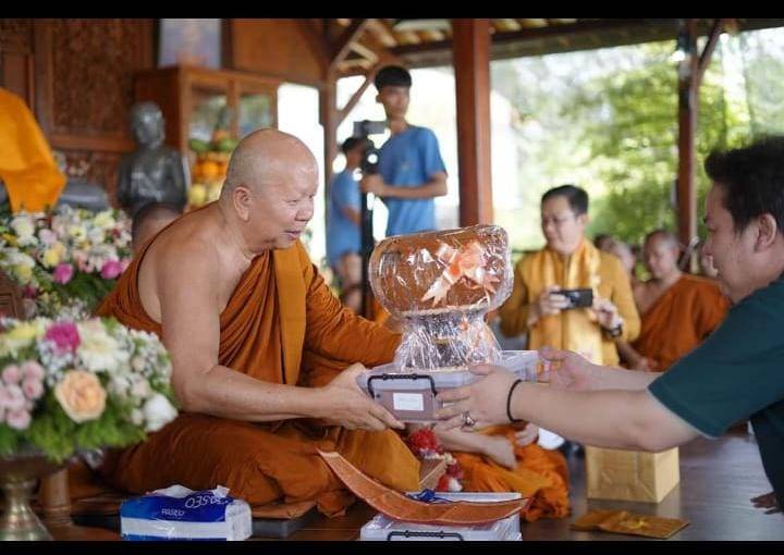 Foto program Dana Pelita Waisak dan Jubah kepada 15 Bhikkhu Sangha