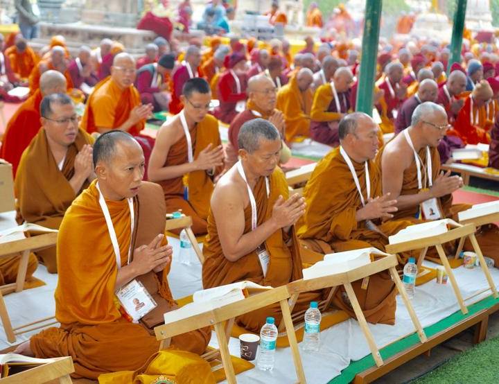 Foto program Dana Makan kepada 6.000 Peserta Tipitaka Chanting di India