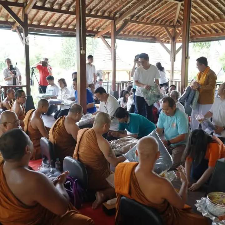 Foto program Dana Pelita Waisak dan Jubah kepada 10 Bhikkhu Sangha