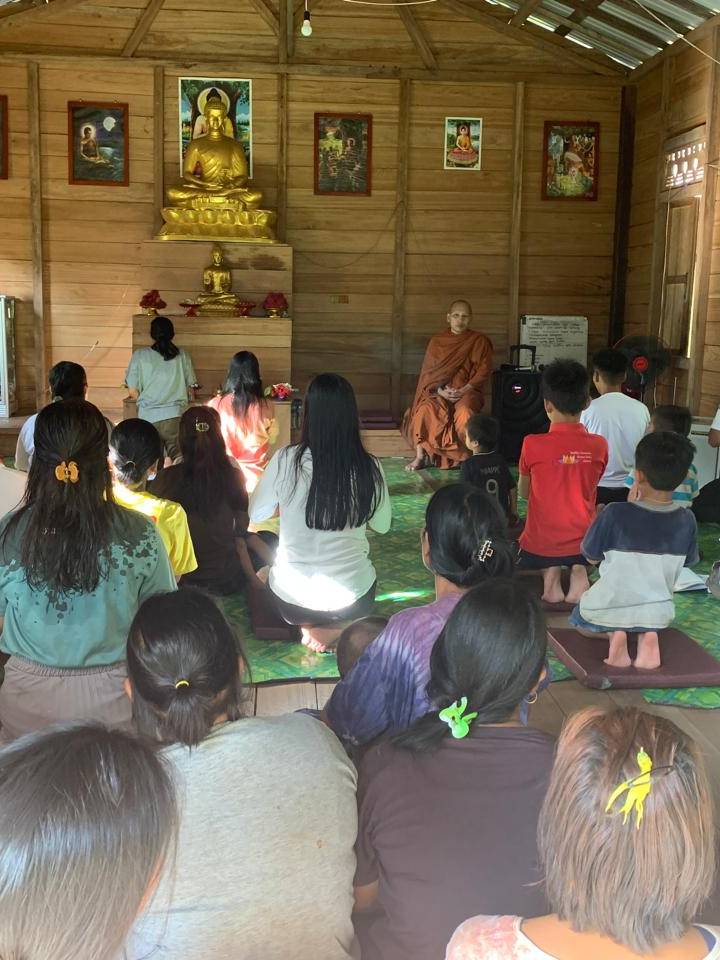 Foto program Dana Baksos Ratusan Umat Buddha Suku Dayak Halong