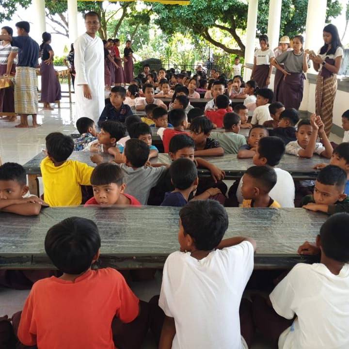 Foto program Dana Makan Peserta Program Dhamma di Lombok