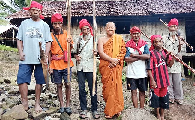 Foto program Kunjungan Sangha & Baksos ke Umat Buddha Pedalaman P. Seram